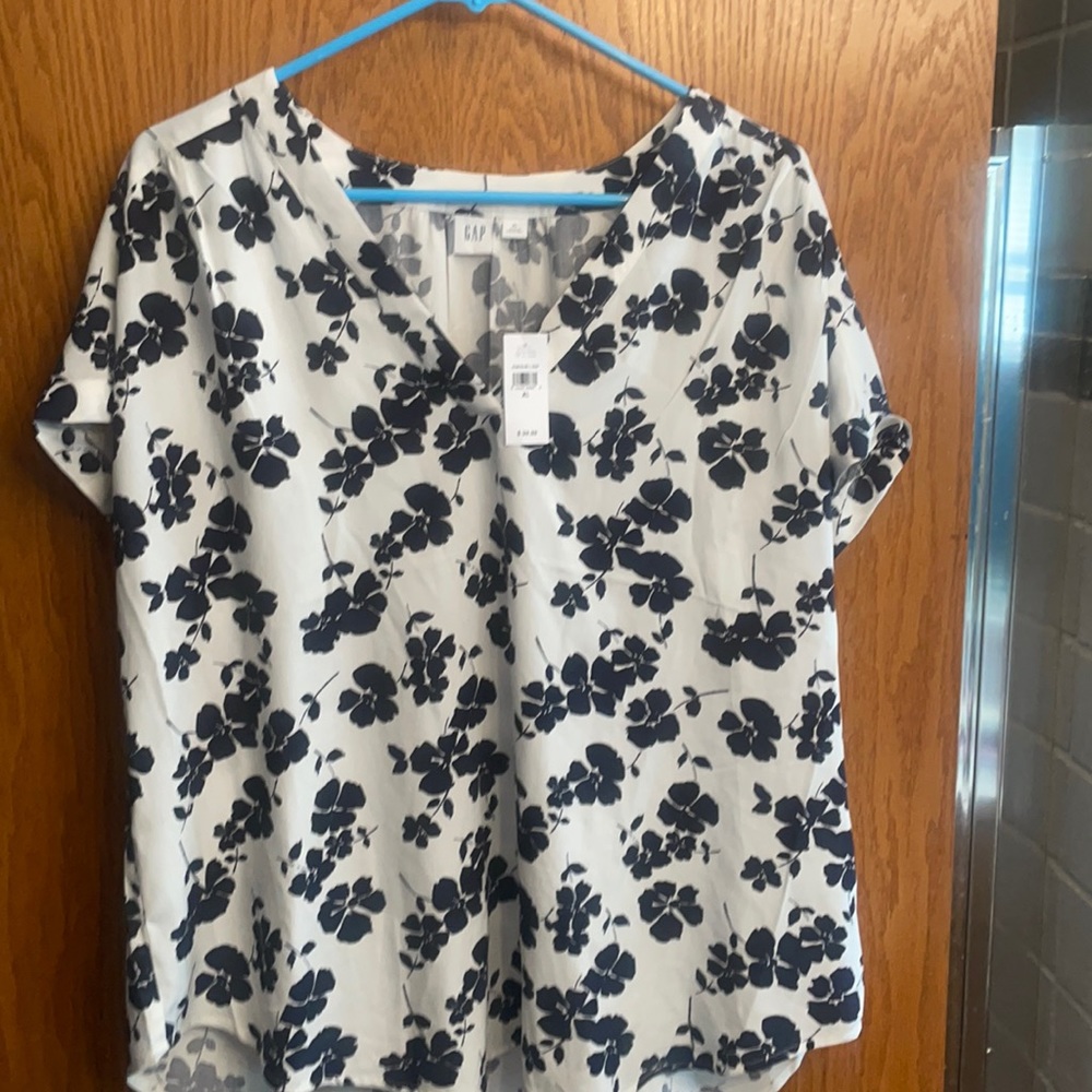 New-Never Worn Gap Top